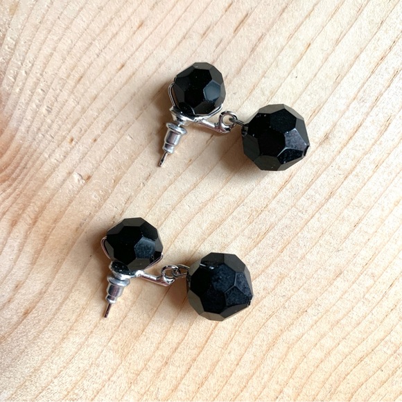 Black round and faceted glass beads silver tone dangle post earrings - Picture 10 of 10